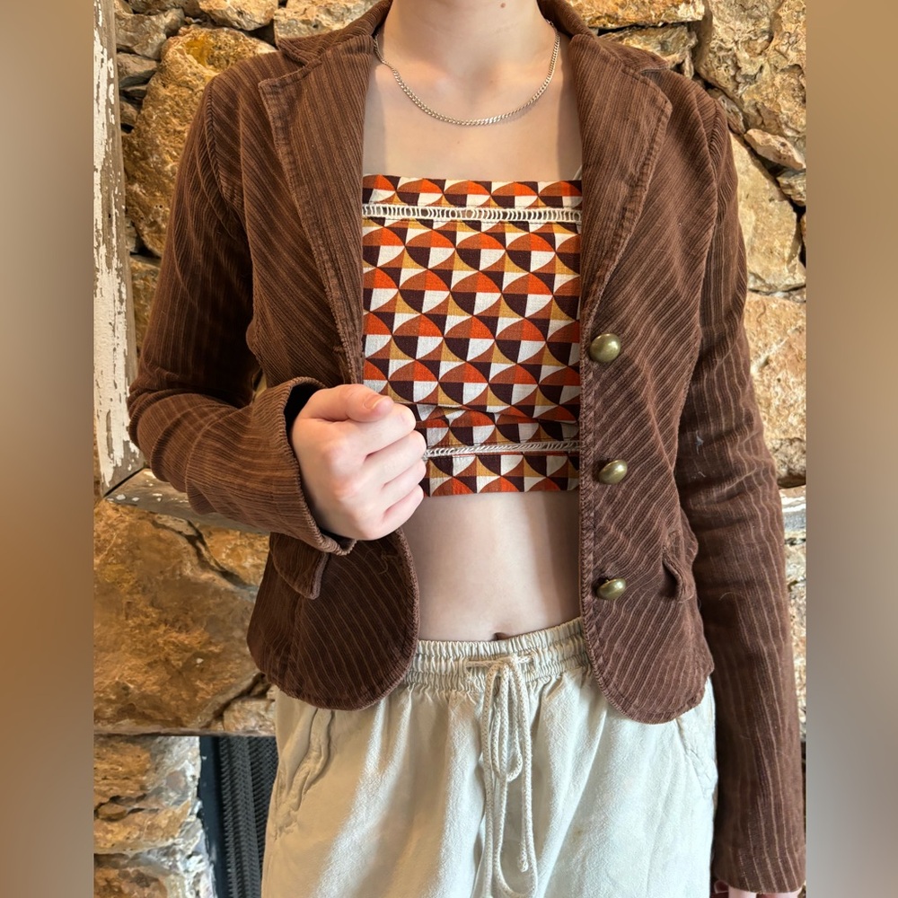 Small cotton/spandex brown textured tailored jacket with faux pockets.